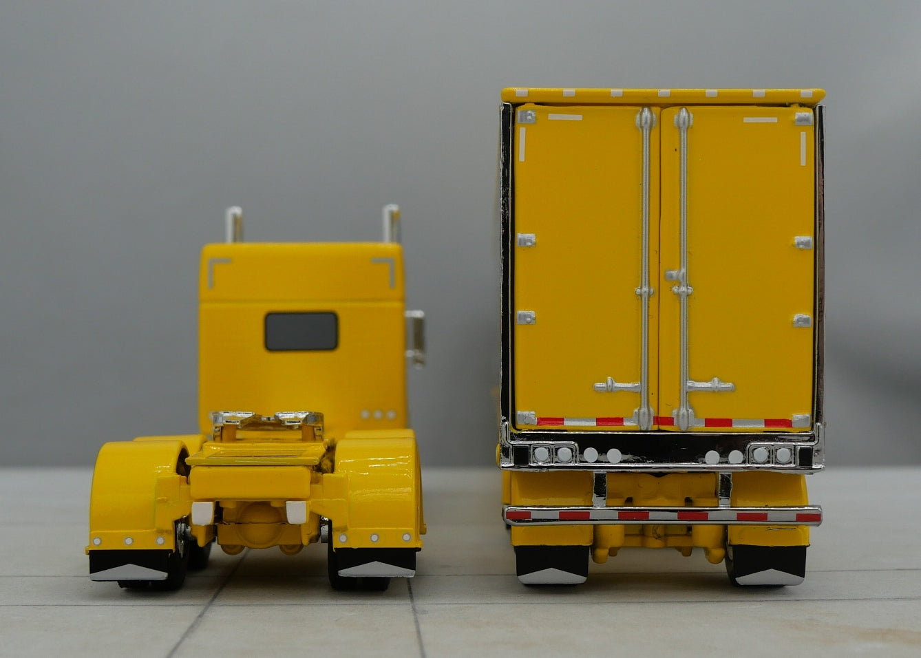 60-1733 Yellow Chrome 1/64 DCP Peterbilt 389 w/ Utility Refrigerated Trailer