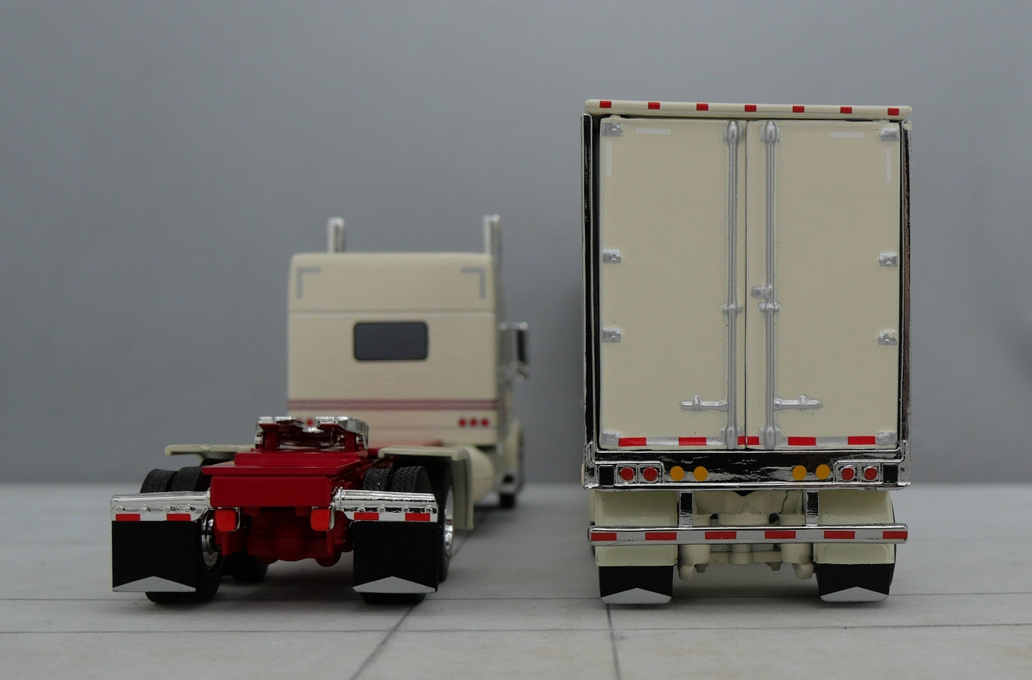 60-1736 Cream Red Chrome 1/64 DCP Peterbilt 389 w/ Utility Refrigerated Trailer
