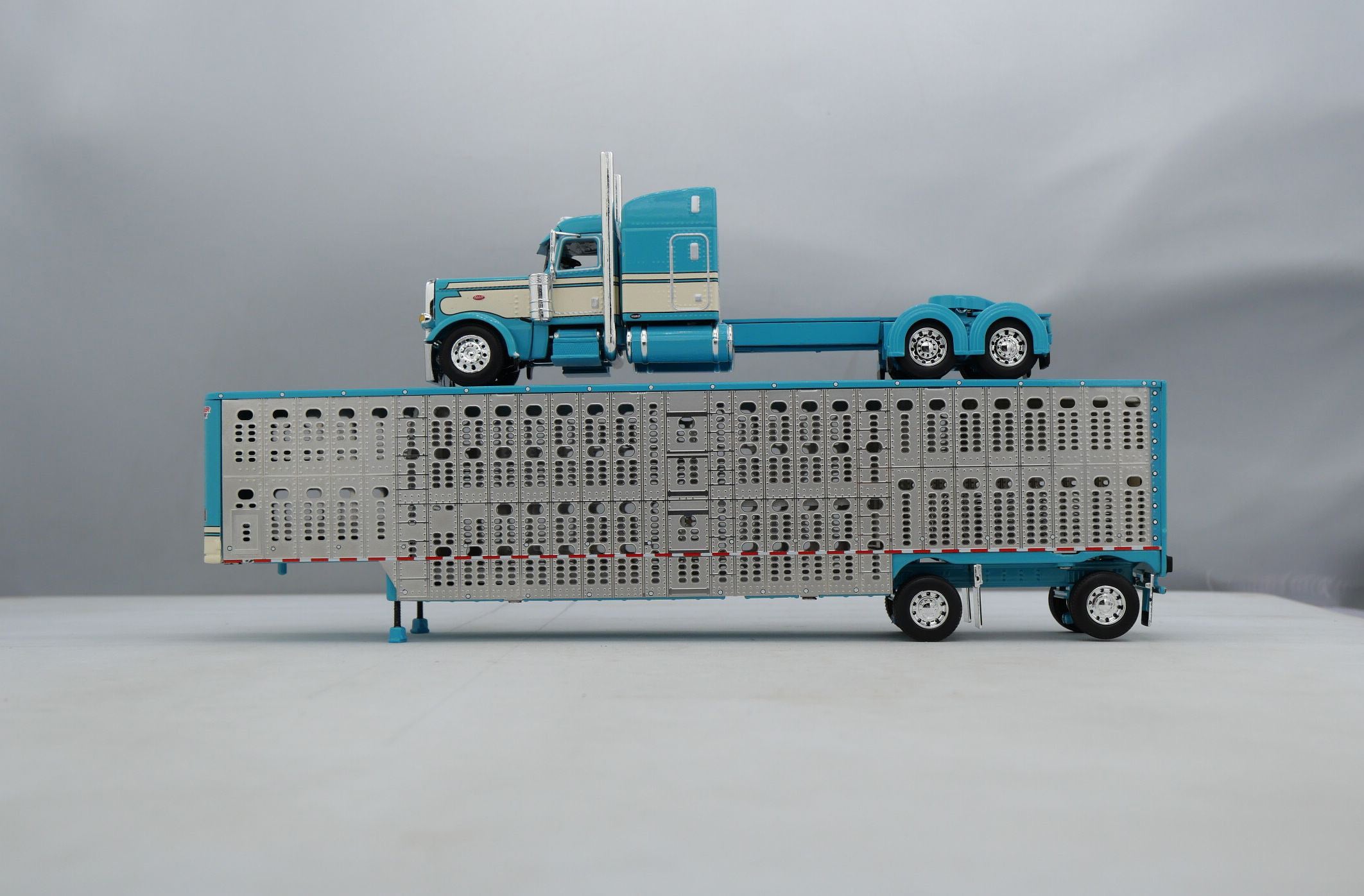 60-1788 Turquoise/Cream Peterbilt w/ Wilson Spread Axle Livestock
