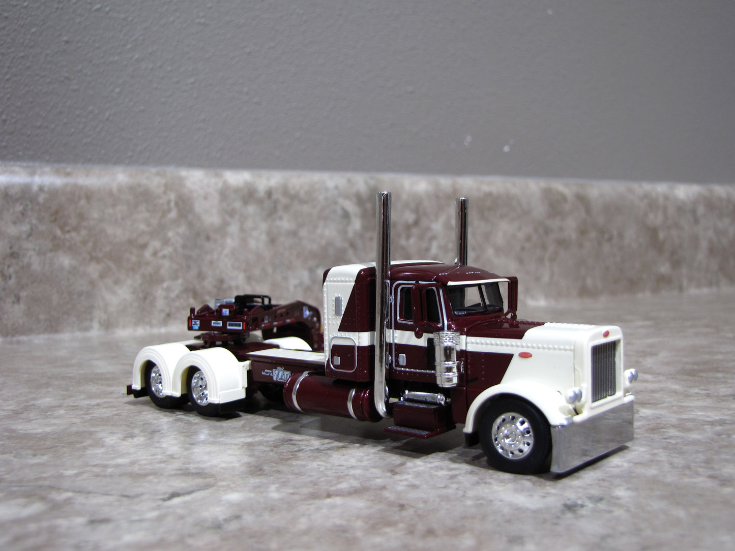 #60-1697 1/64 DCP R.L. Spartz Peterbilt 389 w/ Lowboy Trailer Maroon Cream