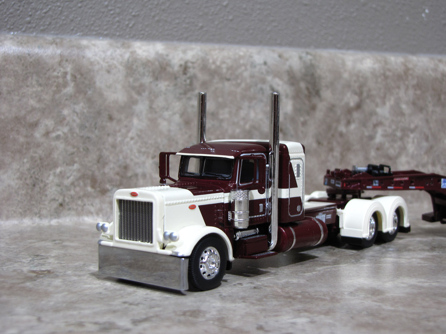 #60-1697 1/64 DCP R.L. Spartz Peterbilt 389 w/ Lowboy Trailer Maroon Cream