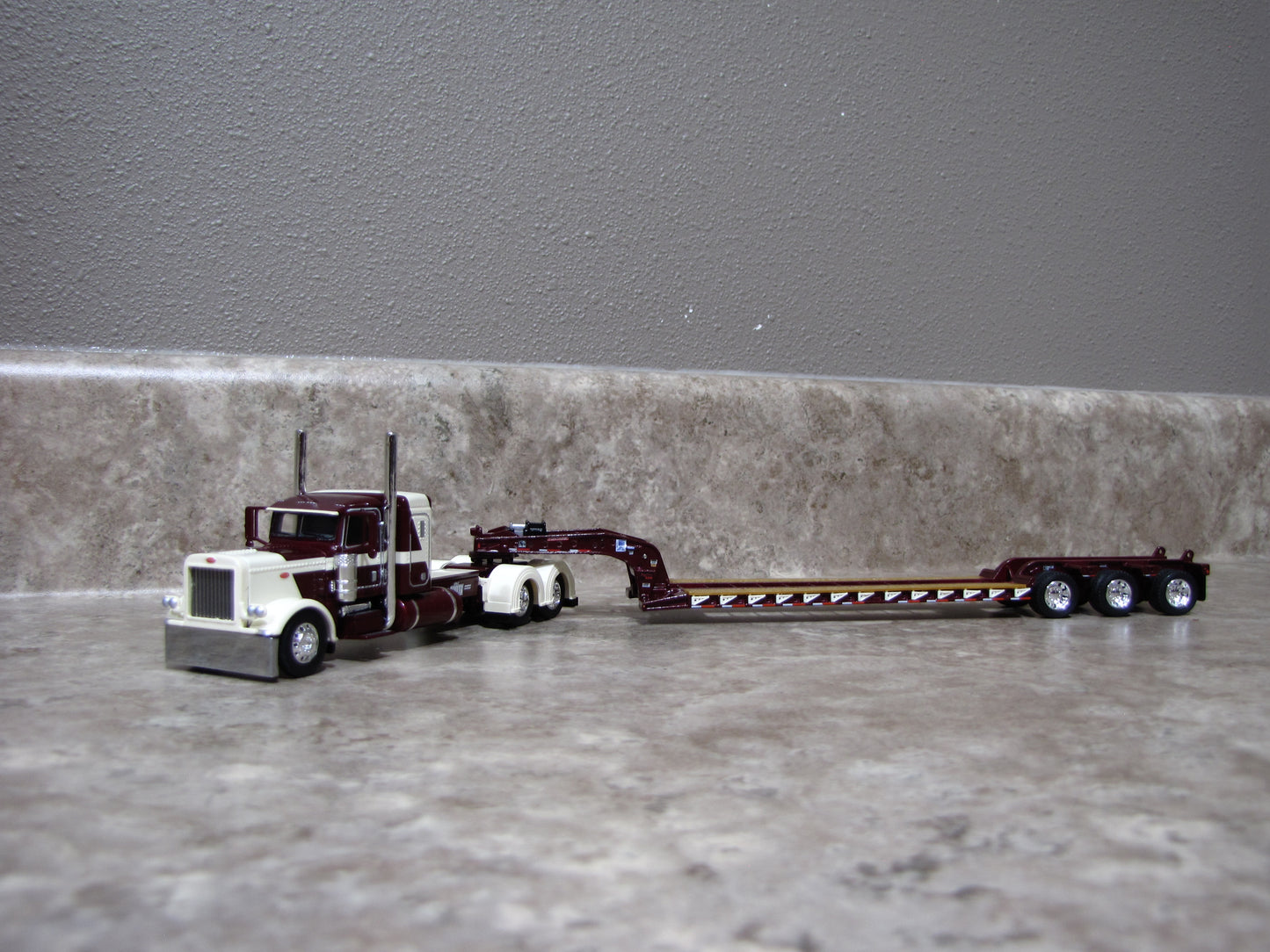 #60-1697 1/64 DCP R.L. Spartz Peterbilt 389 w/ Lowboy Trailer Maroon Cream