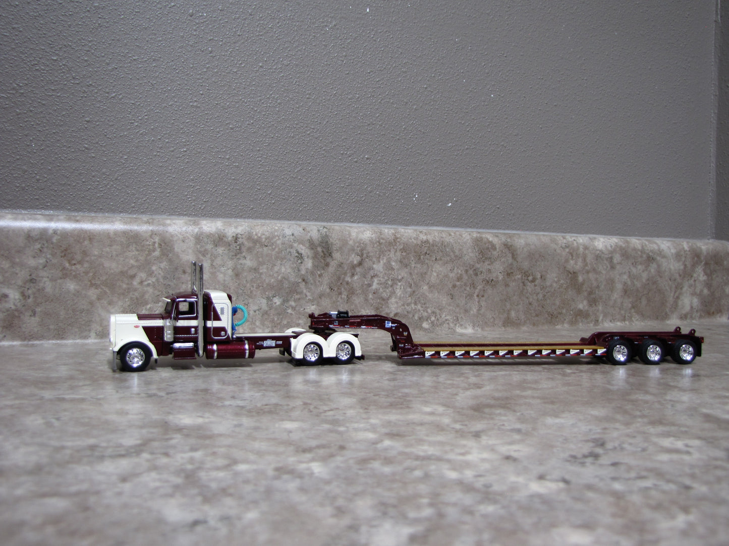 #60-1697 1/64 DCP R.L. Spartz Peterbilt 389 w/ Lowboy Trailer Maroon Cream