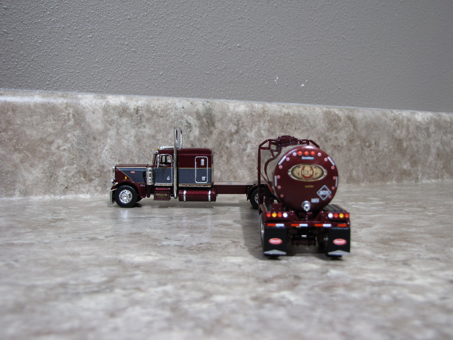 #60-1330 Big Rigs Bryce Transport 359 Peterbilt Brenner Asphalt Tanker Trailer
