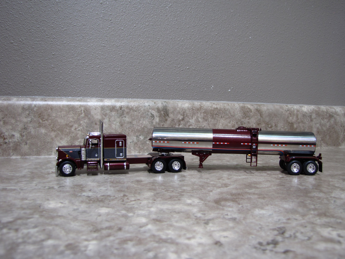 #60-1330 Big Rigs Bryce Transport 359 Peterbilt Brenner Asphalt Tanker Trailer