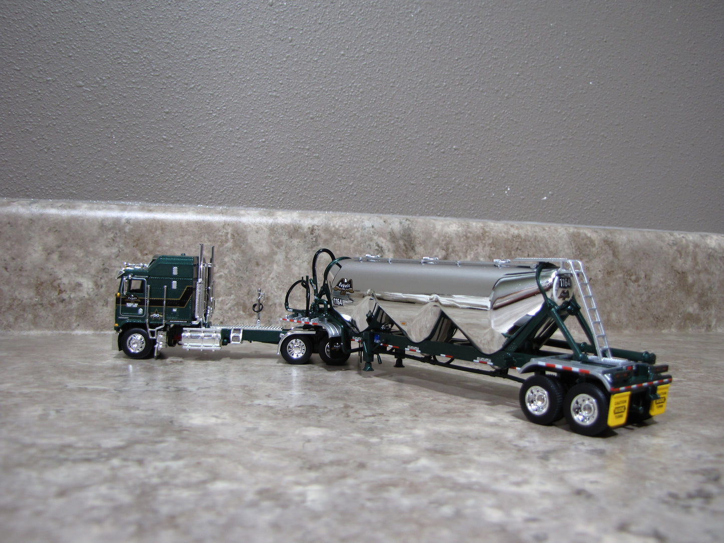 #69-1617 Big Rigs Kuhnle Bros. Kenworth K100 Pneumatic Trailer