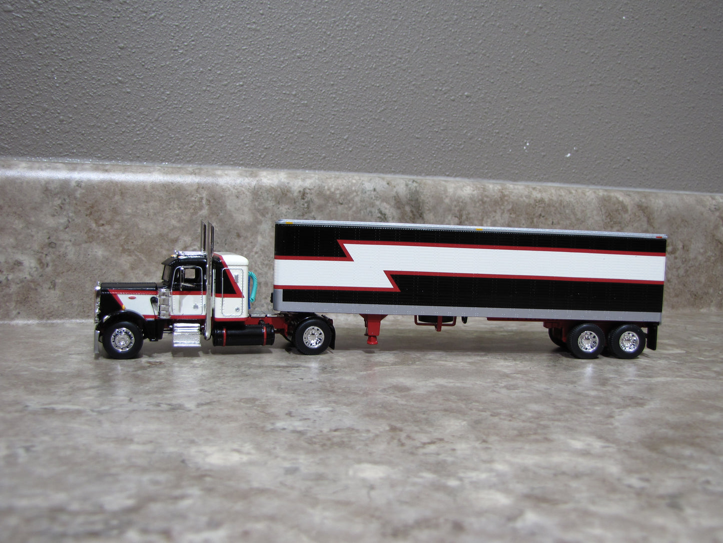 Peterbilt® Model 359 & 40' Vintage Trailer