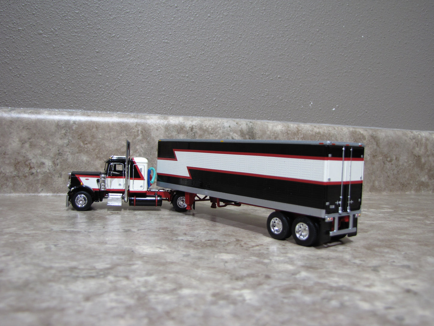 Peterbilt® Model 359 & 40' Vintage Trailer