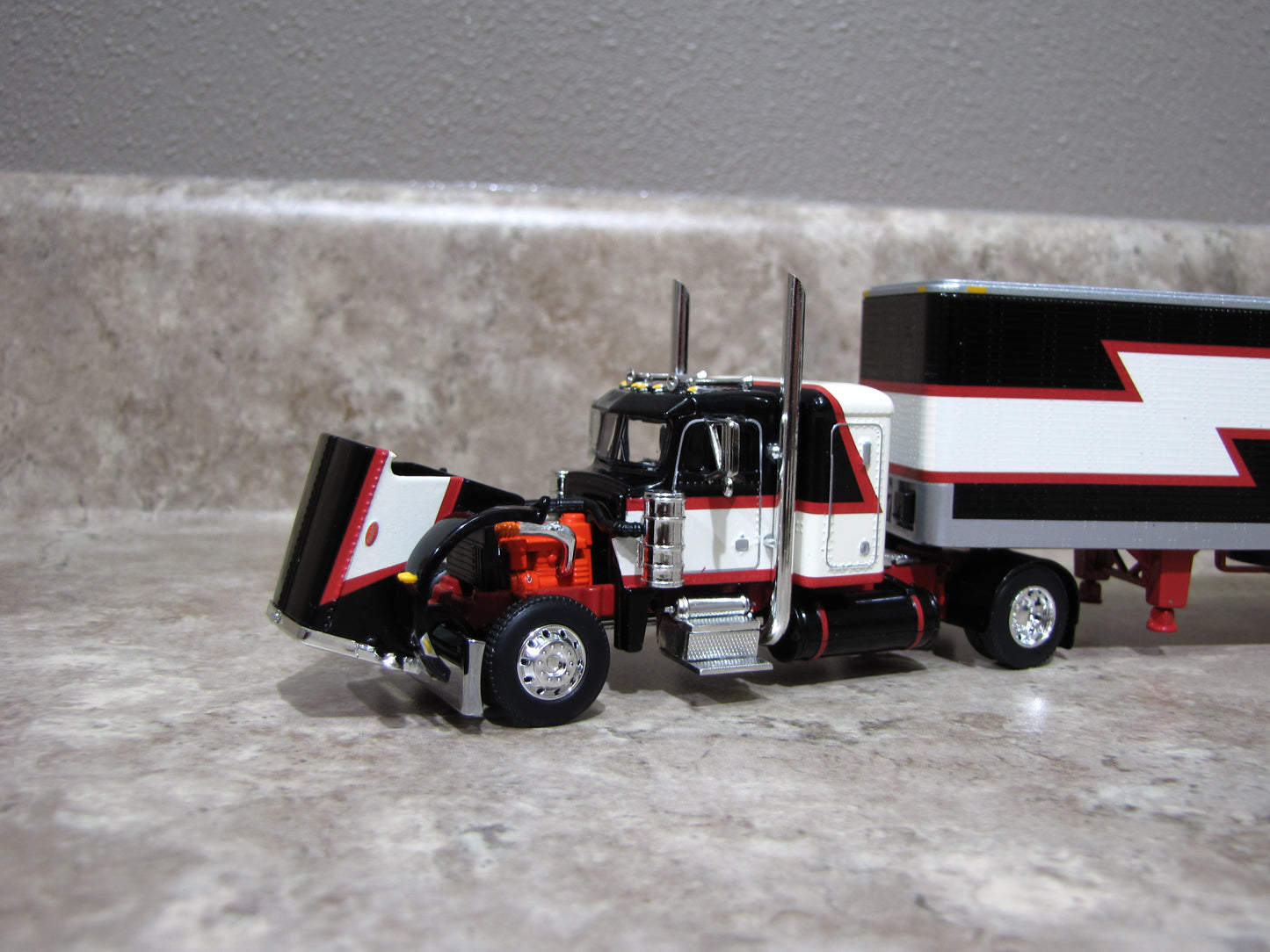 Peterbilt® Model 359 & 40' Vintage Trailer