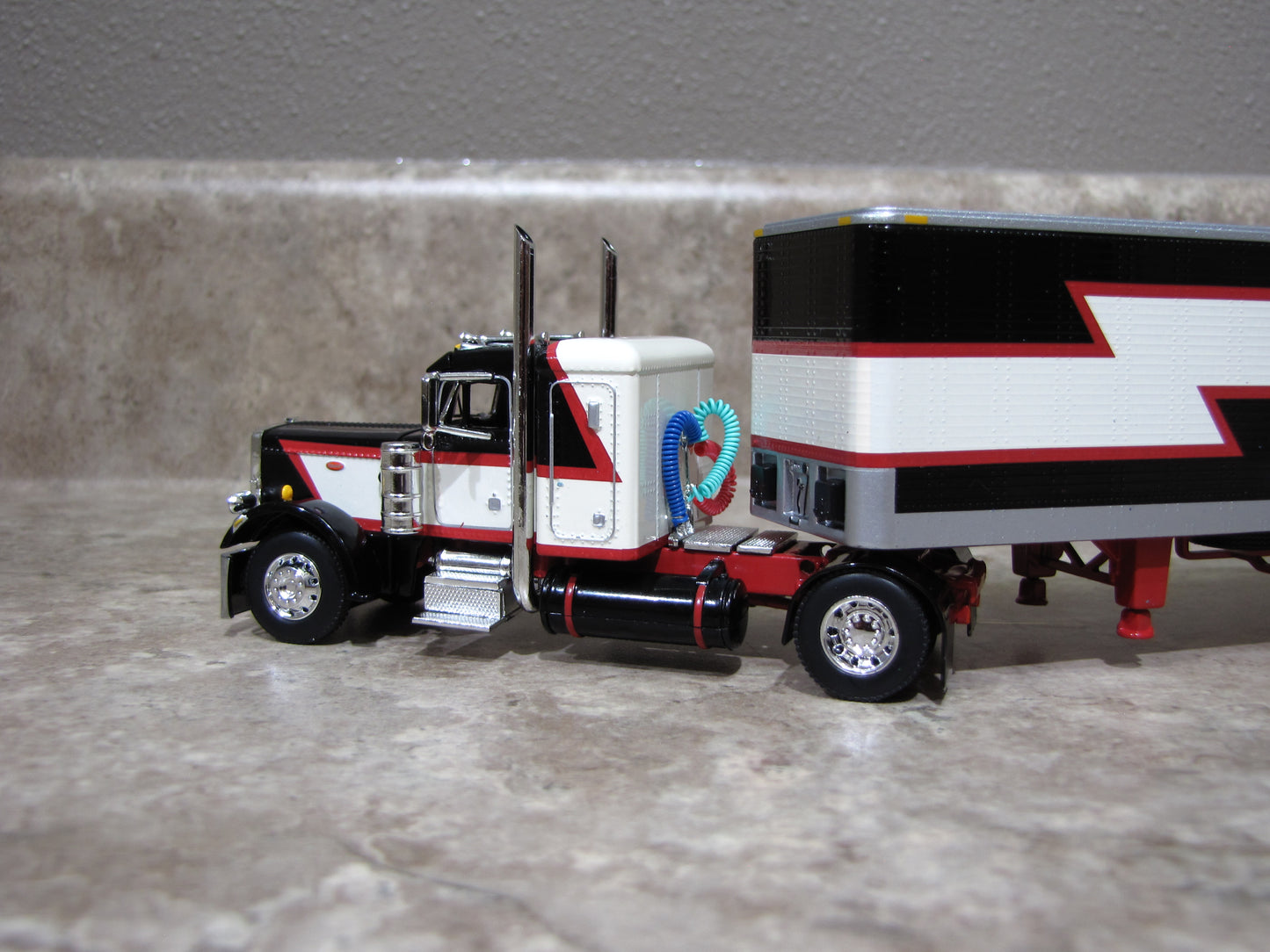 Peterbilt® Model 359 & 40' Vintage Trailer