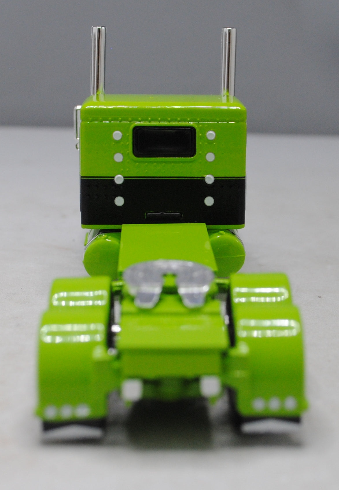 #60-1311 Peterbilt 389 Lime & Black with Silver Quad Livestock Trailer