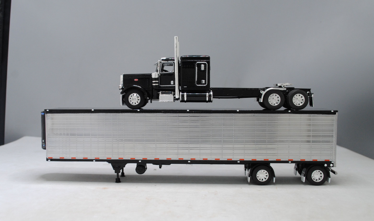 #60-1323 1/64 Black Peterbilt 389 w/Chrome Utility 53' Spread-Axle Carrier Reefer (Black)