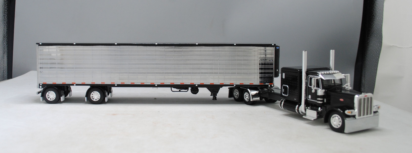 #60-1323 1/64 Black Peterbilt 389 w/Chrome Utility 53' Spread-Axle Carrier Reefer (Black)