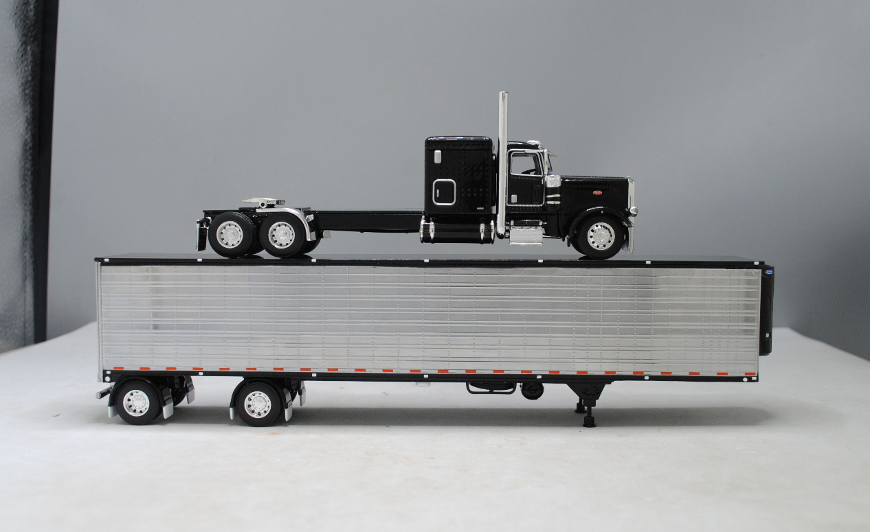 #60-1323 1/64 Black Peterbilt 389 w/Chrome Utility 53' Spread-Axle Carrier Reefer (Black)