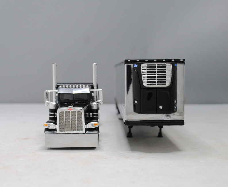 #60-1323 1/64 Black Peterbilt 389 w/Chrome Utility 53' Spread-Axle Carrier Reefer (Black)