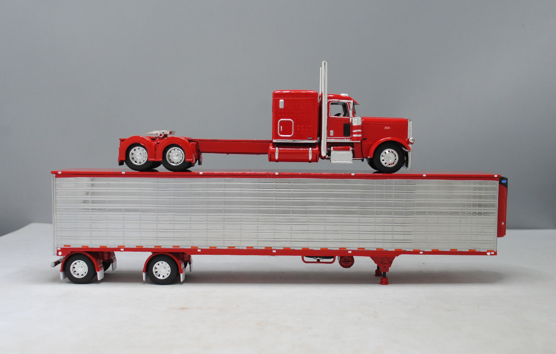 #60-1324 1/64 Red Peterbilt 389 w/Chrome Utility 53' Spread-Axle Carrier Reefer (Red)