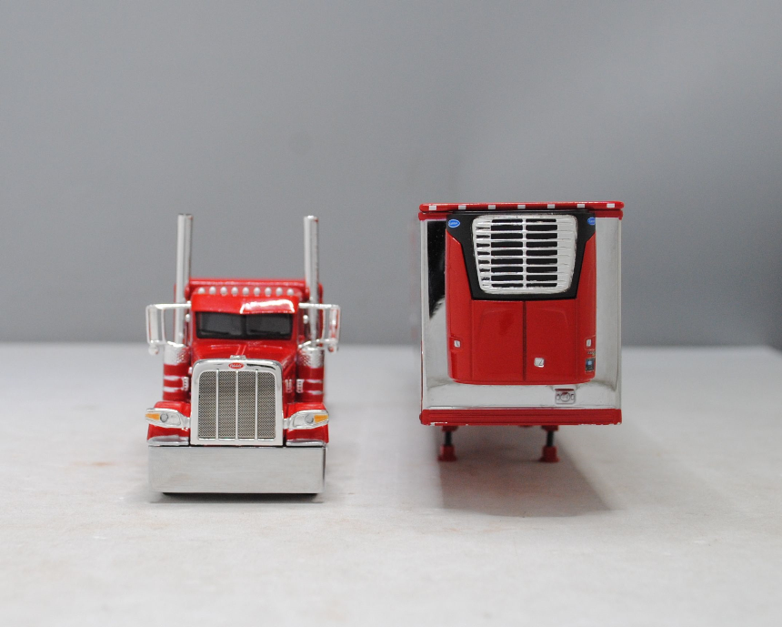 #60-1324 1/64 Red Peterbilt 389 w/Chrome Utility 53' Spread-Axle Carrier Reefer (Red)