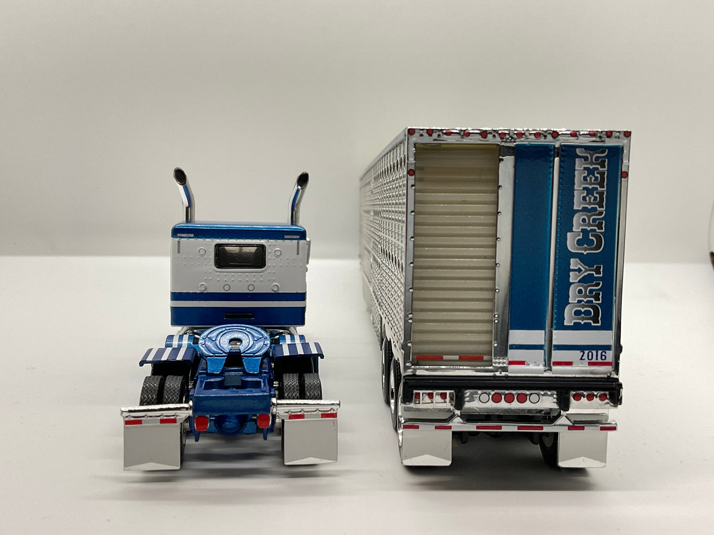 #60-1052 Dry Creek Trucking Blue White Peterbilt Wilson Silver Tri-Axle Livestock Trailer