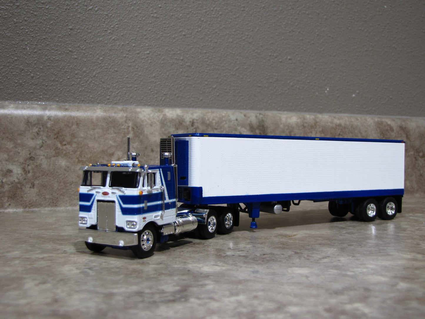 #60-1298 1/64 Peterbilt 352 COE w/Vintage 40' Reefer