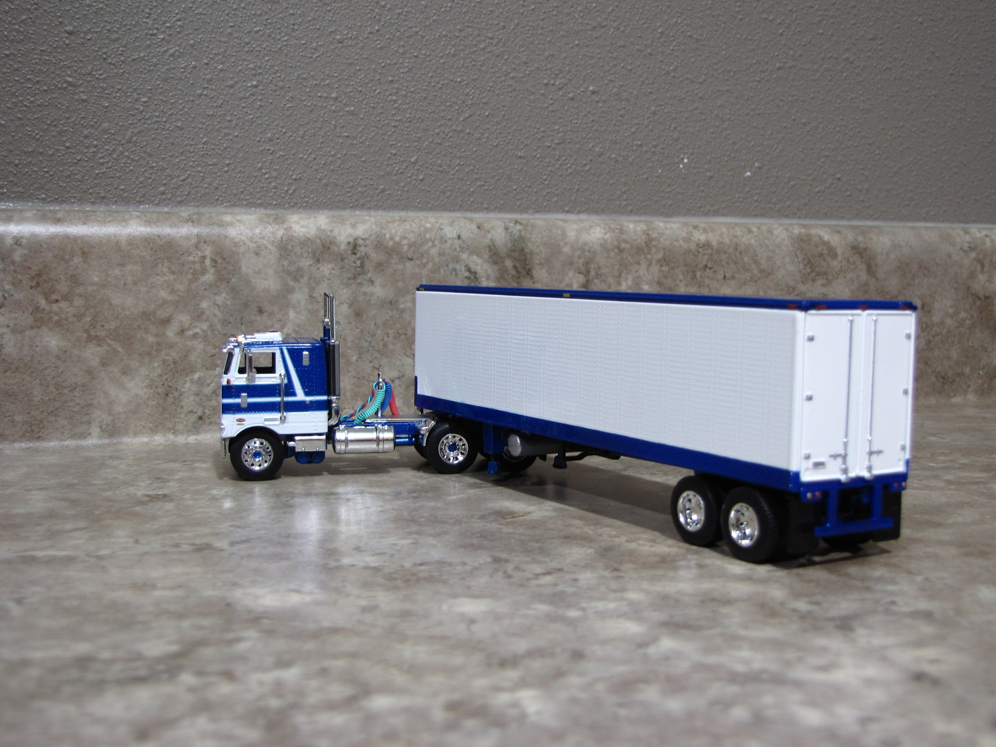 #60-1298 1/64 Peterbilt 352 COE w/Vintage 40' Reefer