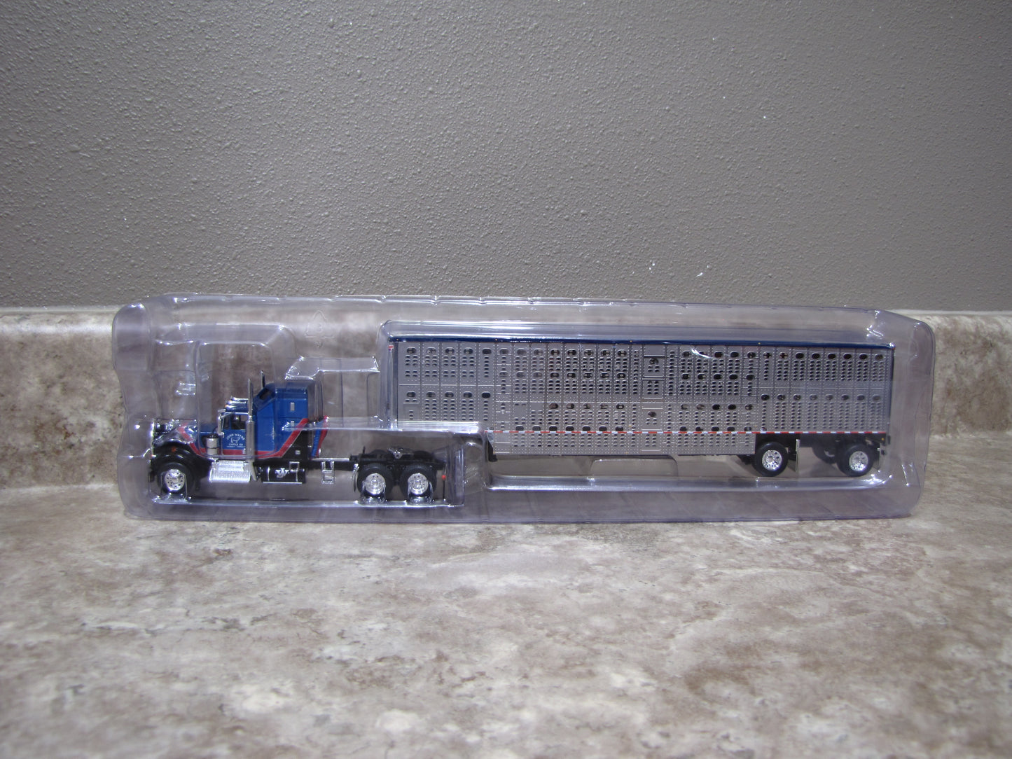 #60-1204 1/64 John Wayne Cattle Co Kenworth W900A w/ Livestock Trailer