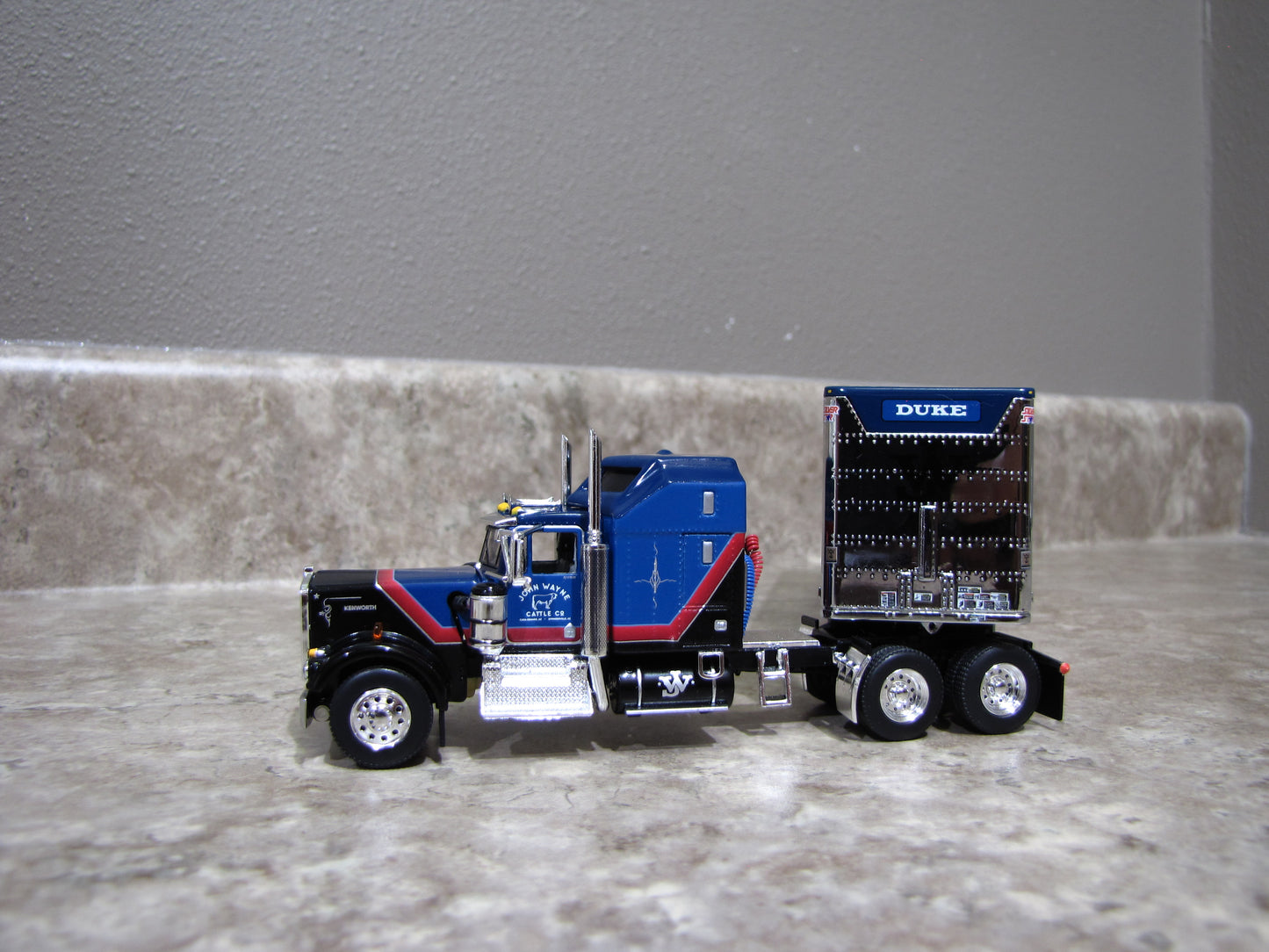 #60-1204 1/64 John Wayne Cattle Co Kenworth W900A w/ Livestock Trailer