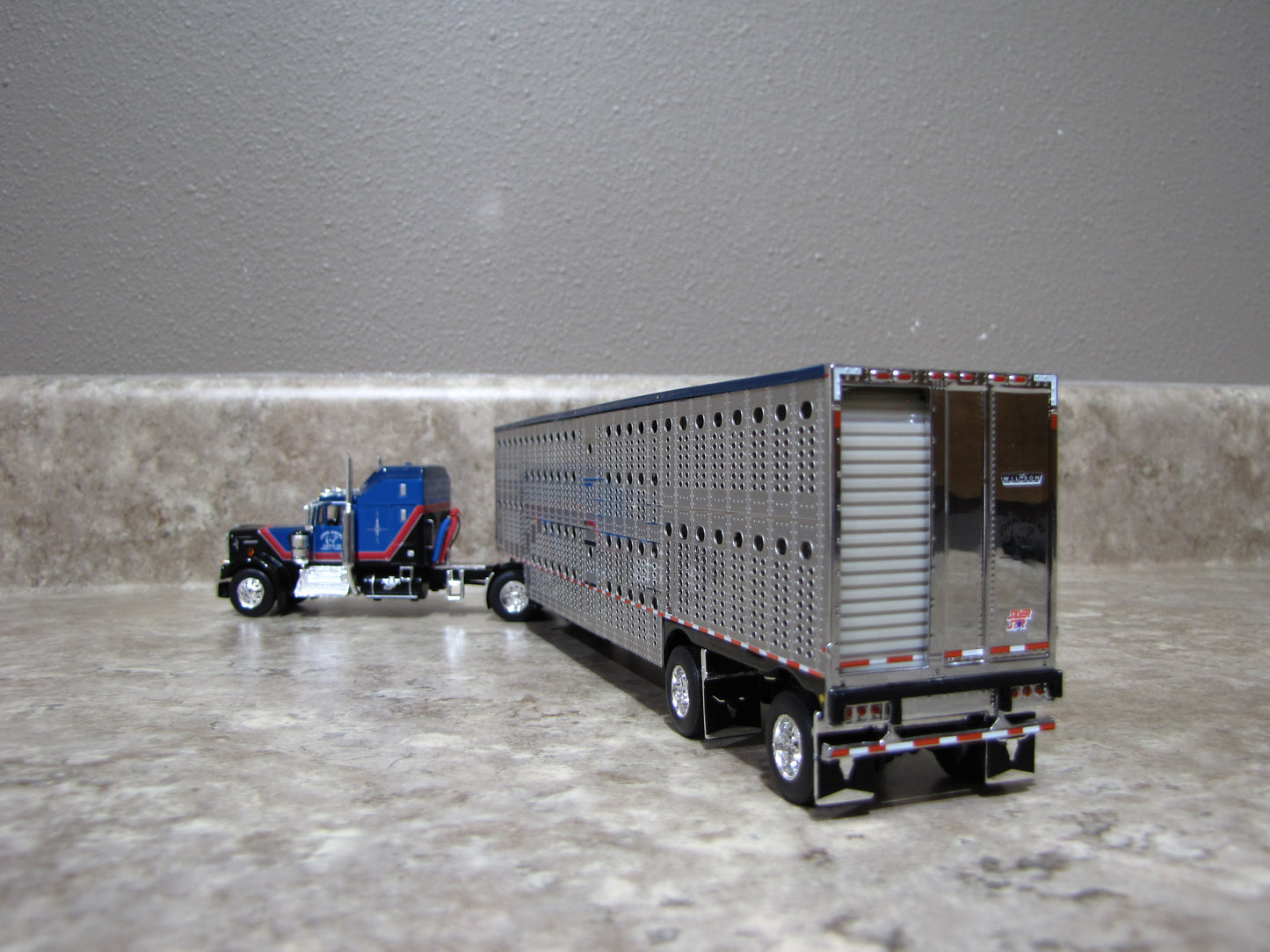 #60-1204 1/64 John Wayne Cattle Co Kenworth W900A w/ Livestock Trailer