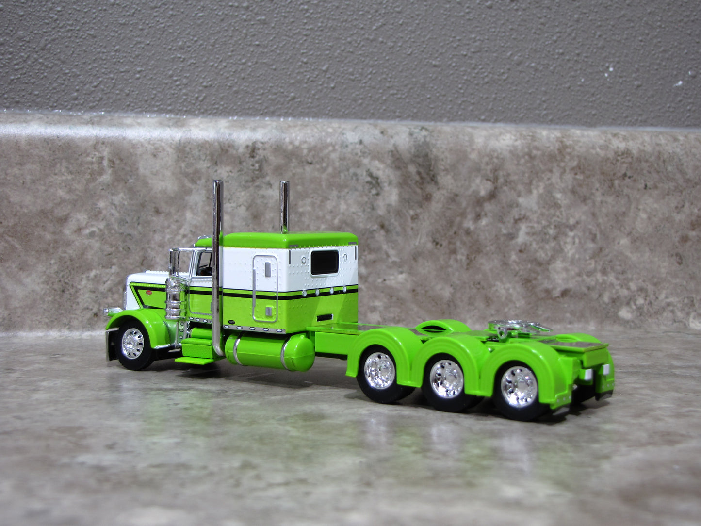 CAB 1474 Lime Green White Flattop Tri-axle Peterbilt 389 Semi Truck