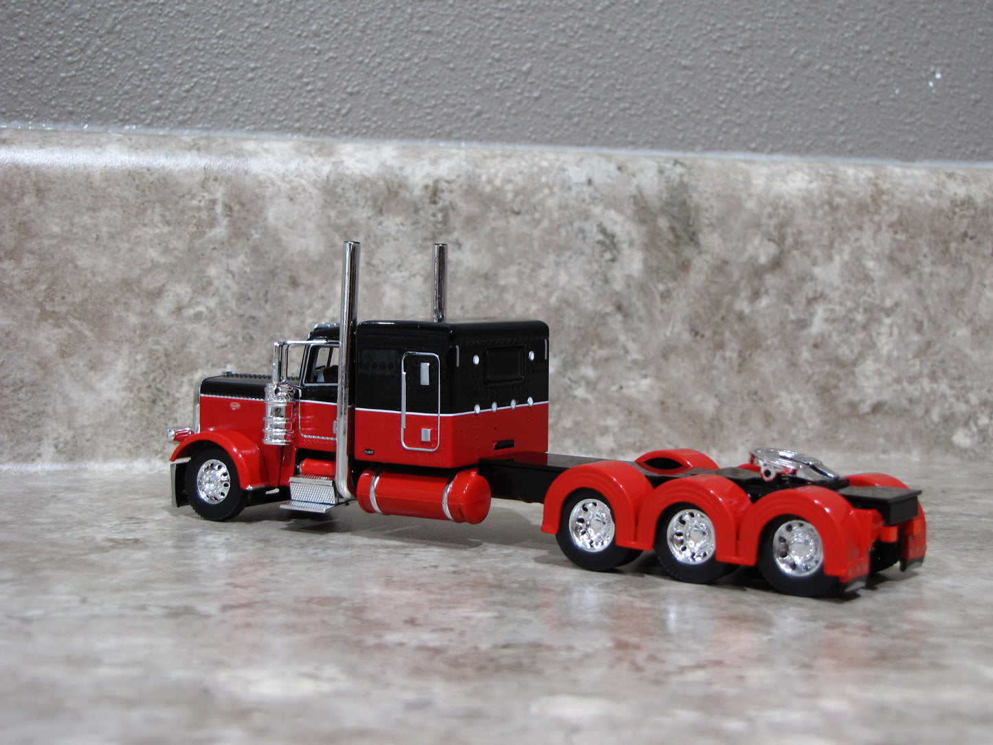 CAB 1472 Red Black Flattop Tri-axle Peterbilt 389 Semi Truck