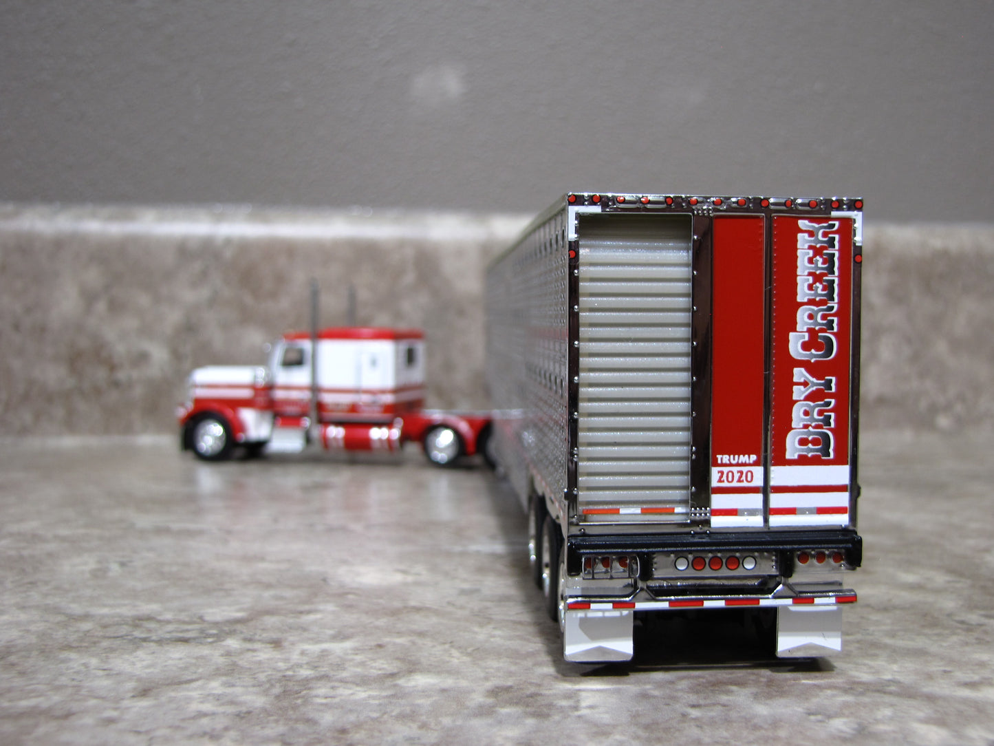 #60-1050 Dry Creek Trucking Red White Peterbilt Wilson Silver Tri-Axle Livestock Trailer