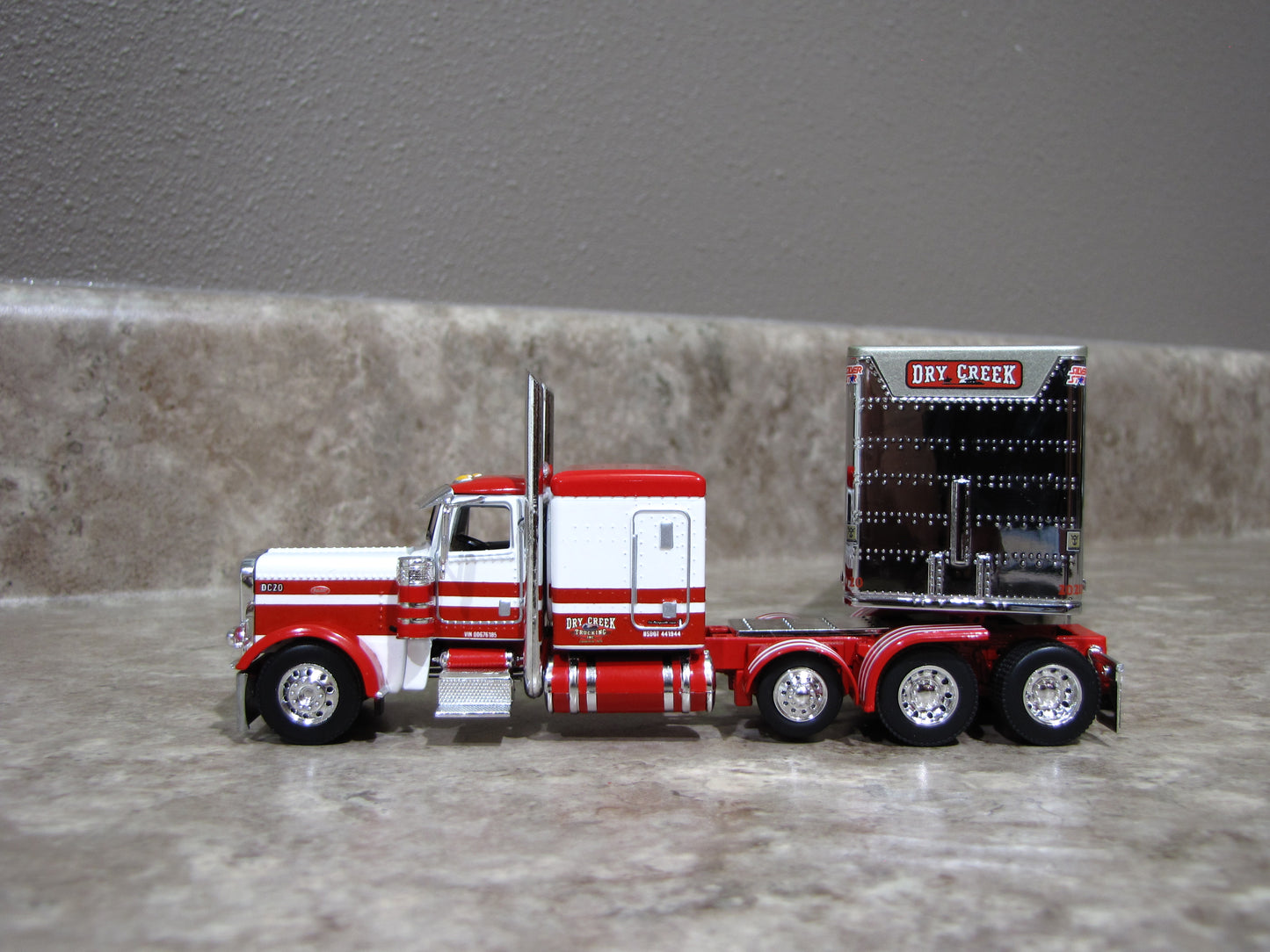 #60-1050 Dry Creek Trucking Red White Peterbilt Wilson Silver Tri-Axle Livestock Trailer