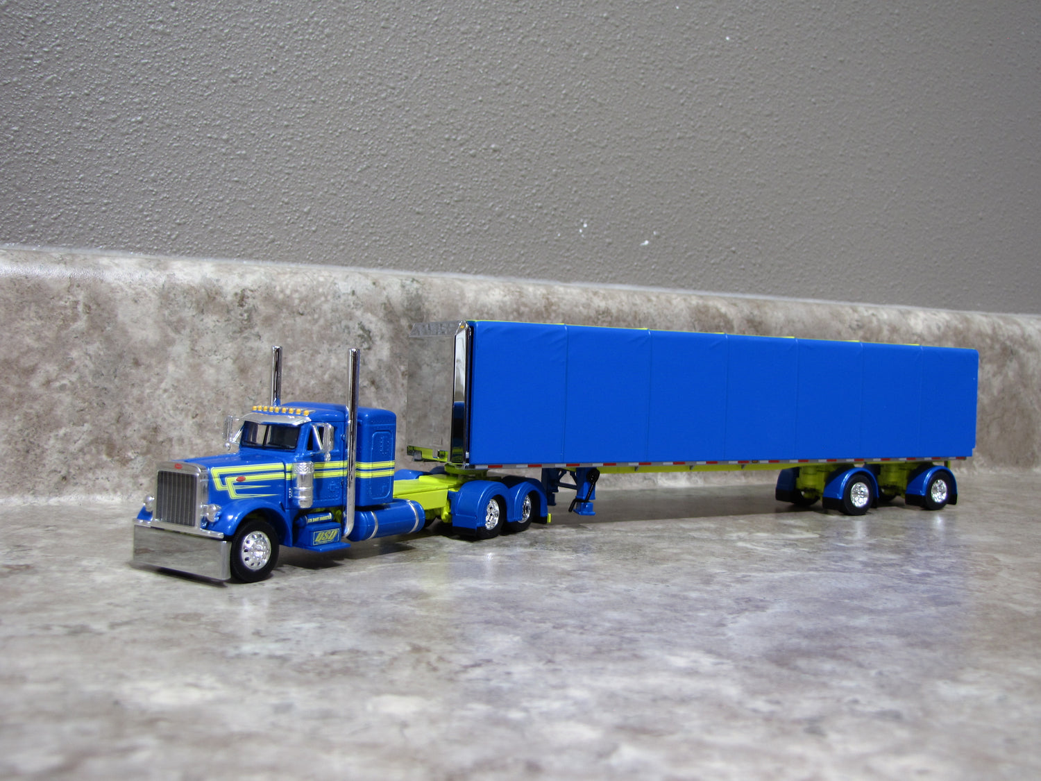69-1679 1/64 scale Big Rigs DSD Transport Peterbilt 379 – JW Toy