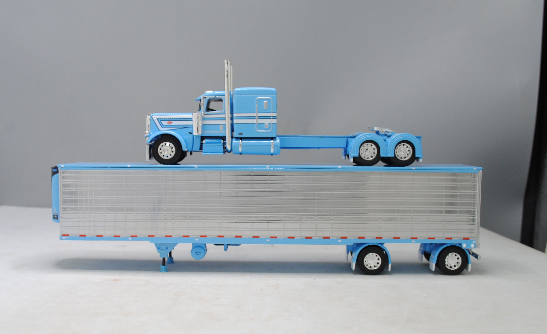 #60-1322 1/64 Baby Blue Peterbilt 389 w/Chrome Utility 53' Spread-Axle Carrier Reefer (Baby Blue)