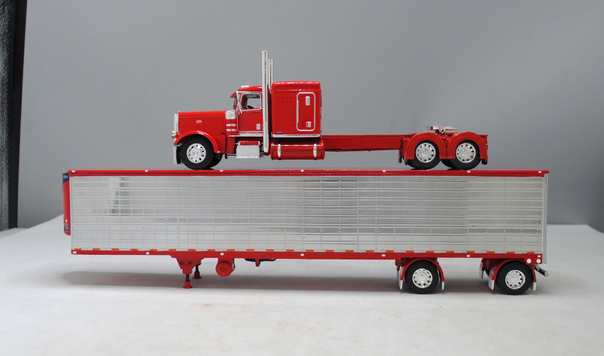 #60-1324 1/64 Red Peterbilt 389 w/Chrome Utility 53' Spread-Axle Carrier Reefer (Red)