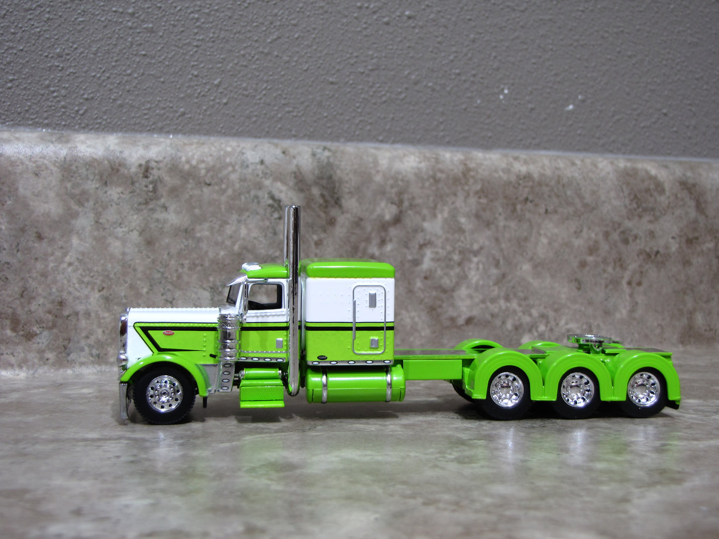 CAB 1474 Lime Green White Flattop Tri-axle Peterbilt 389 Semi Truck